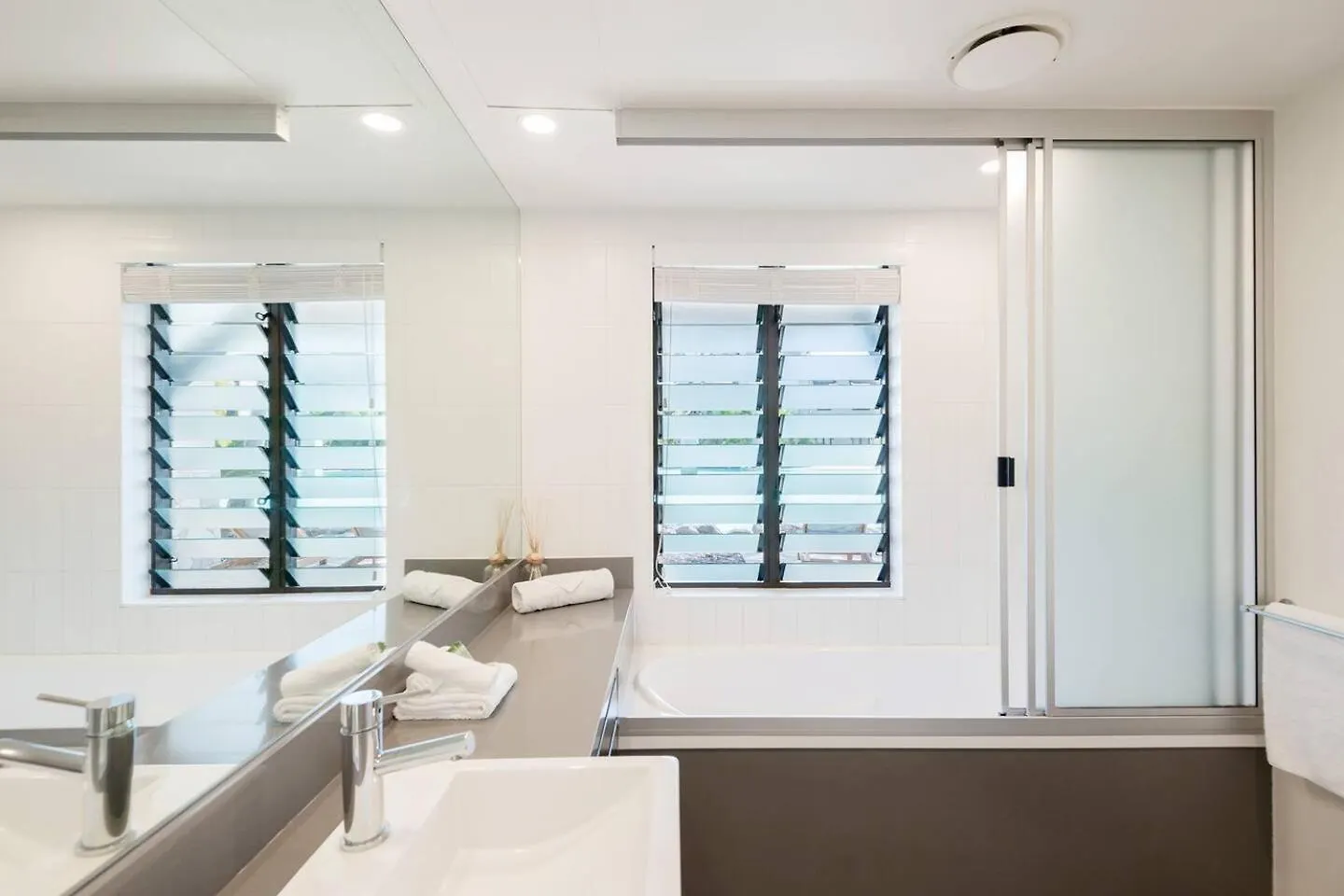 Poolside Relaxation - Resort Retreat With Beach Access Port Douglas