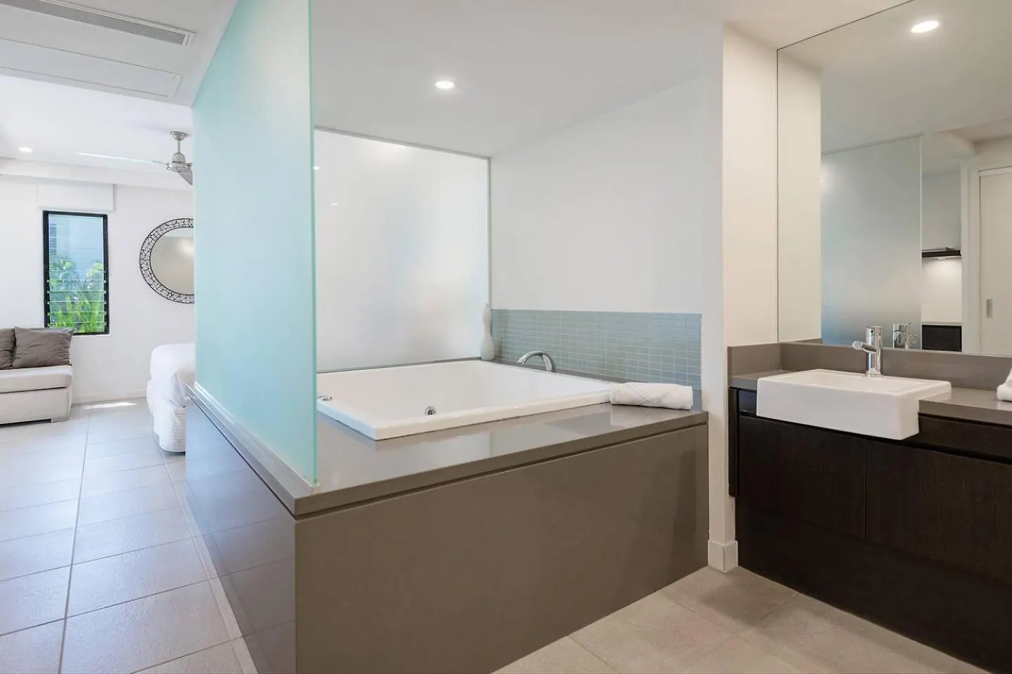 Apartment Poolside Relaxation - Resort Retreat With Beach Access Port Douglas